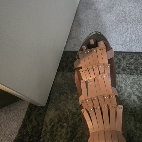 BCBG 4INCH HEELS - Picture 5 of 9